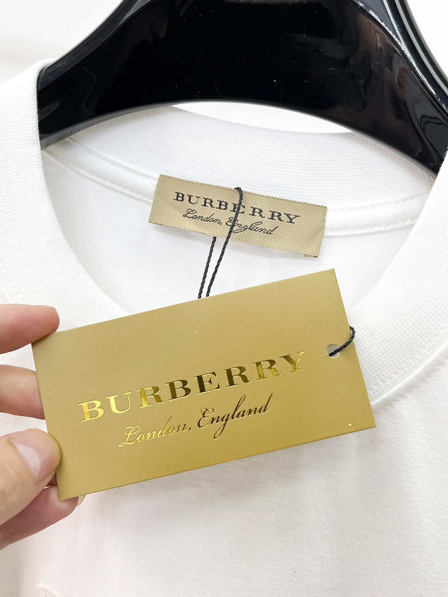 Burberry's high-end top-quality products 🐮2026 Spring and Summer New Arrival first counter, the latest New Arrival short-sleeved round neck T-shirt Premium customized design, avant-garde and fashionable! Brand logo heavy craftsmanship design Premium customized 260g fabric. Soft to the touch. Comfortable to wear. Counter-level exquisite stitching. Fine workmanship. The upper body effect is incomparably handsome! A must-have item for men and women with the same style! Sizes: S~XXL When placing an order, please state your height and weight. The maximum wearing size is 210 pounds (one size larger)